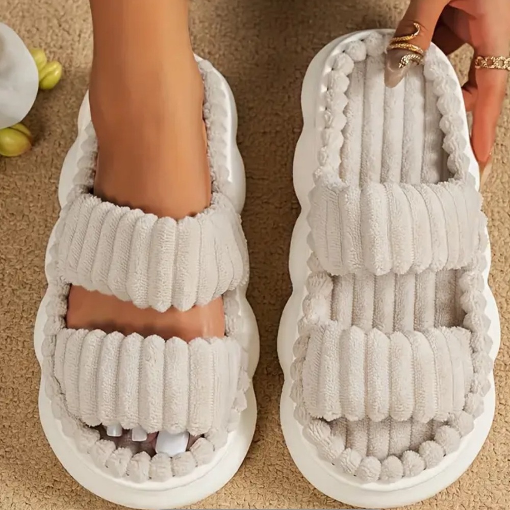 Cozy Women's Plush Slippers - Cream